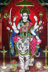 Imagen de la diosa hindú Durga sobre un tigre.
