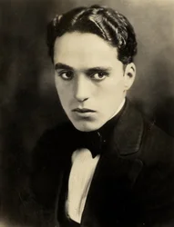 Retrato de Charlie Chaplin, c. 1918 (foto sepia)