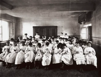 Escuela profesional para mujeres en Florencia: una lección de bordado