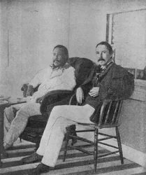 Robert Louis Stevenson con el Rey Kalakaua de Hawái en la veranda de la Casa Real de Botes en Honolulu