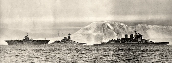 Barcos HMS Ark Royal, HMS Malaya y HMS Renown saliendo de su base en Gibraltar, c.1940