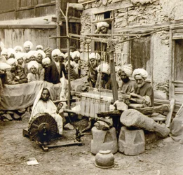 Hilando y tejiendo chales de lana, Srinagar, Cachemira, India c.1901 (foto)