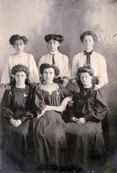 El personal doméstico de una finca rural, c.1898