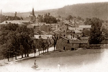 El pueblo de Saint-Bonnet-le-Froid, a principios del siglo XX (postal)