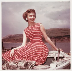 Mujer con vestido de verano, c. 1950s