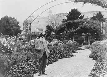 Claude Monet (1840-1926) en su jardín en Giverny, 1925