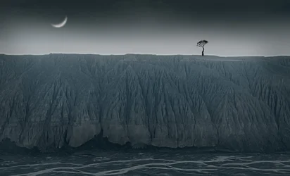Árbol solitario, luna creciente
