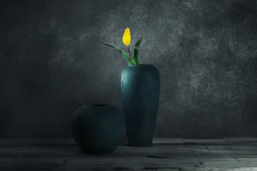 Naturaleza muerta con tulipanes amarillos