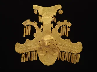 Ornamento de tocado con cabezas flanqueadas por cocodrilos crestados, período Yotoco, c.100-700