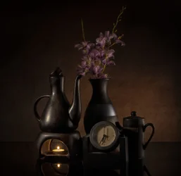Elegante naturaleza muerta a la luz de las velas