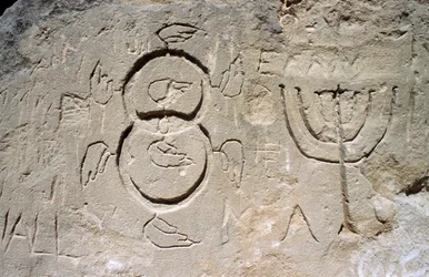 Grabados (candelabro de siete brazos o menorá), cerca de la iglesia en la roca (iglesia cueva de Agia Agathi), cerca de Haraki (Charaki), isla de Rodas, Grecia