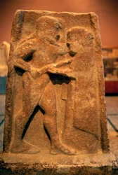 Estela con relieve que representa a Agamenón y Clitemnestra, civilización griega, siglo VI a.C.