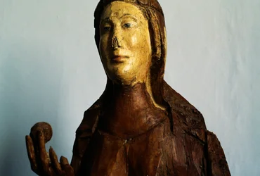 Figura femenina, estatua de madera
