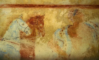 Procesión funeraria con caballos y figuras masculinas, fresco, (detalle), Tumba de los Demonios Azules, Necrópolis de Tarquinia (Lista del Patrimonio Mundial de la UNESCO, 2004), Lacio, Italia. Civilización etrusca, siglo V a.C.