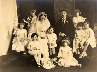 Fotografía de grupo de Lady Dorothy Cavendish y Harold Macmillan el día de su boda