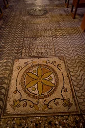 Detalle de la decoración del suelo (mosaico)