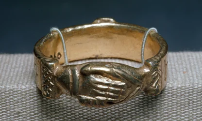 Alianza de boda. De Escocia. Siglo XV. Londres, Museo Victoria y Alberto